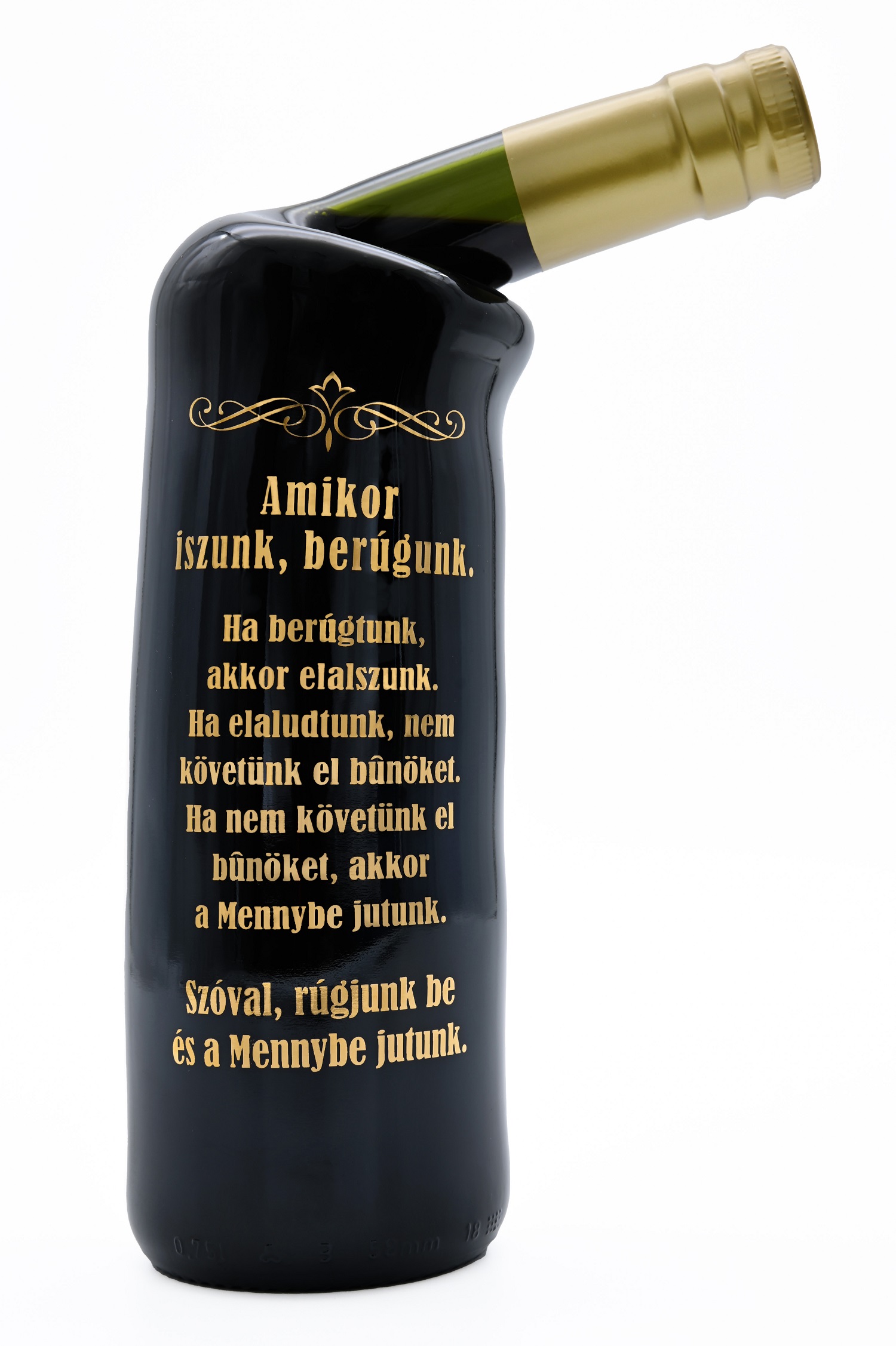 Cabernet Sauvignon ferdenyakú palack tréfás felirattal "Amikor iszunk"